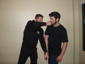 alt KRAV MAGA DEFENSA PERSONAL AMENAZA CON PISTOLA 2 KRAV MAGA ALJARAFE